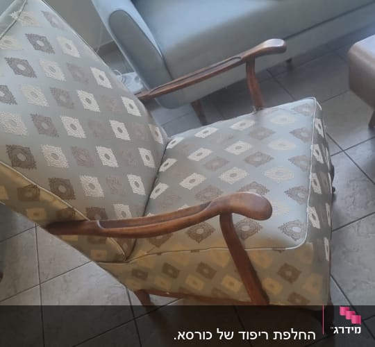 כורסה מרופדת בדוגמת יהלומים על רצפת אריחים